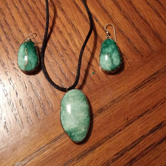 Precious stone pendant and earring set with silk - Picture 1 of 2